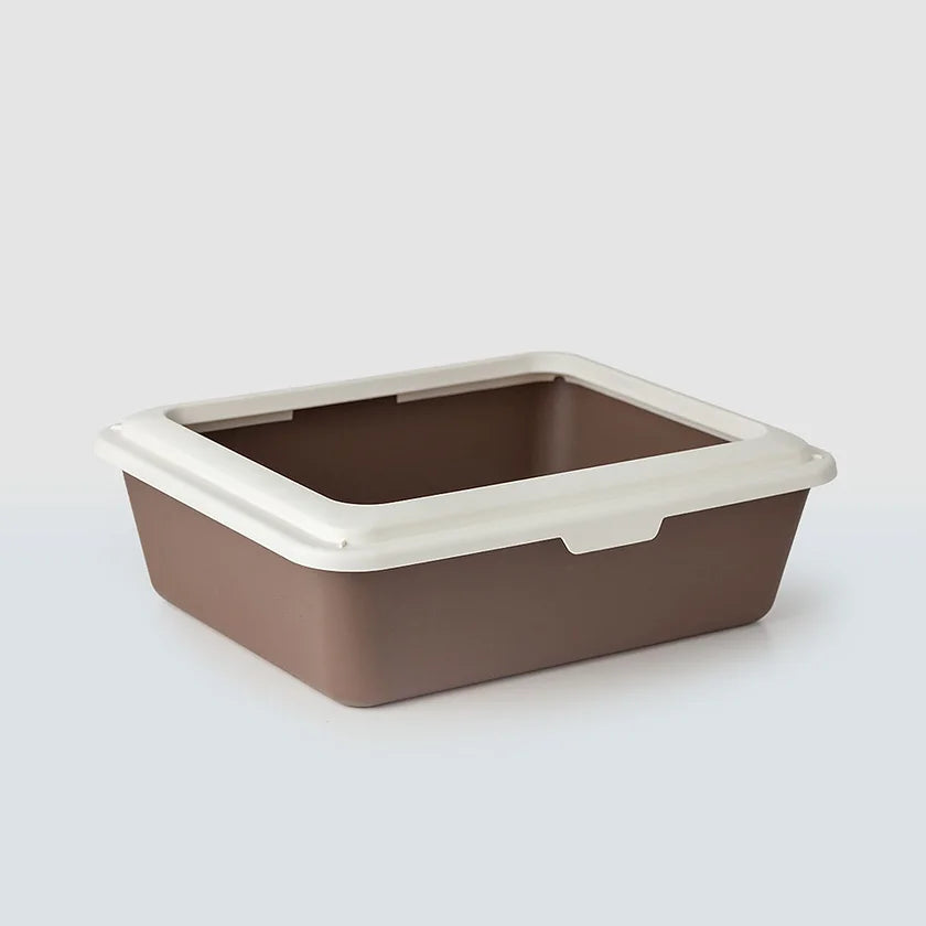 Cat litter tray with rim